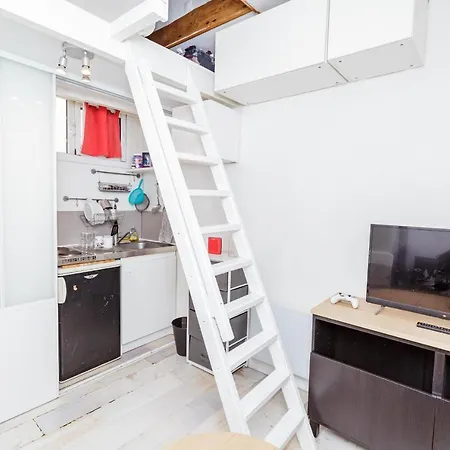 Charming 10 Sqm For 3 In Paris * Parijs