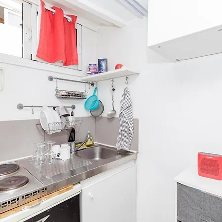 Charming 10 Sqm For 3 In Paris * Parijs